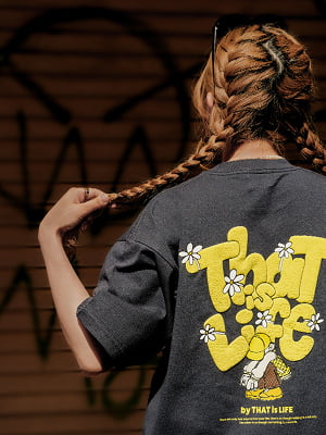 That's LifeのロゴTシャツの着用イメージ