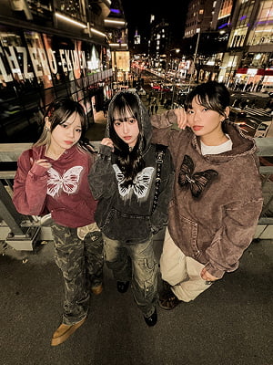 Such a Stanの蝶のグラフィックが印象的なフーディの着用イメージ