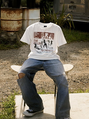 BELVETのプリントTシャツとダメージデニムの着用イメージ