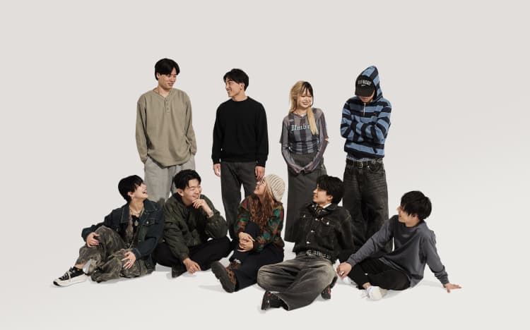 社員たちの集合写真。リラックスした雰囲気で談笑している